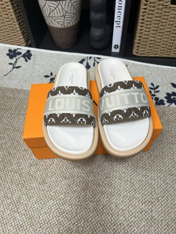 P320💰[New model] Long-term availability, 2025 new model, couple model [LOUlS VUlTTON] comes with drawer box, bag, card, invoice "Louis Vuitton ~ unique modern sandals. 》LV counter purchasing 🏃Men's and women's casual slippers, sold at the same time at the counter, the original old flower material upper is soft and comfortable, (refuses to discolor and rub the feet) sole: original factory special combination original sole, code number: 35--46 4 multiple colors 🉑️ to choose from